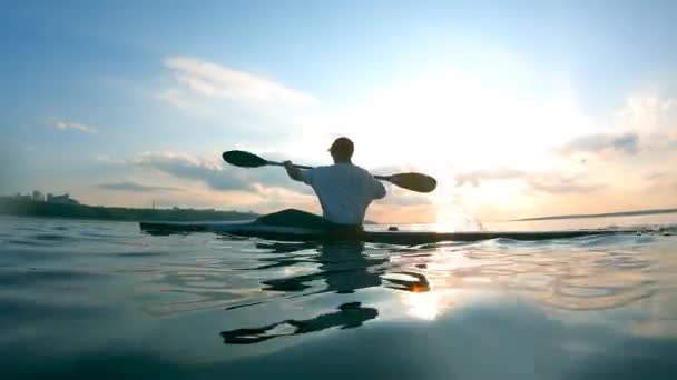 Un uomo su un kayak sta remando verso la riva — Video Stock