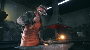 Atölye ve çekiç ustası.