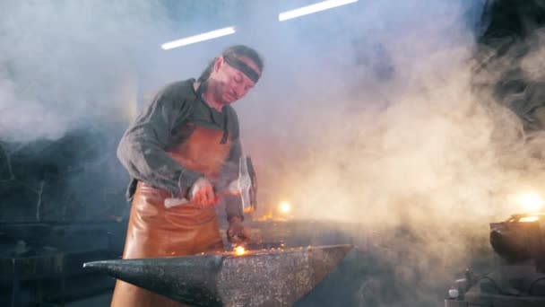 Processo de movimento lento de forjamento de metal realizada pelo artesão — Vídeo de Stock