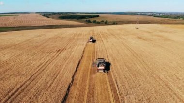 Çiftlikte saban makineleri.