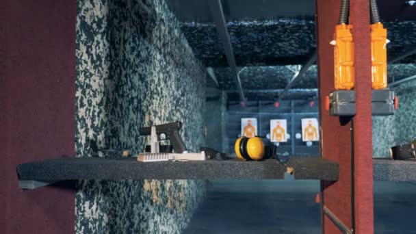 Galleria di tiro con stand di tiro completamente attrezzati — Video Stock