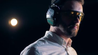 Koruyucu giysili bir adam atış poligonunda çekim yapmaya hazırlanıyor.