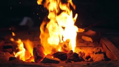 Ateşin içindeki kömürler ağır çekimde hareket ediyor.