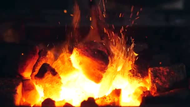 Brinnande kol blandas med ett slödder. — Stockvideo