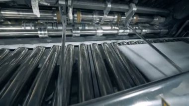 Kağıt çarşaflar taşıyıcıya bırakılıyor.