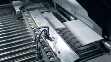 Kağıt sayfalı iletici onun tarafından taşınıyor.