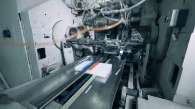 Üzerinde basılı kitaplar olan tipografik makine