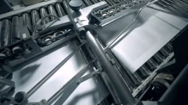 Kağıt sayfalar boyunca ilerleyen taşıyıcının üst görünümü