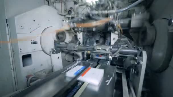 Livros estão sendo cortados com o mecanismo de impressão — Vídeo de Stock