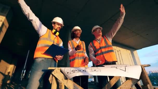 Menschen arbeiten auf einer Baustelle und reden. — Stockvideo