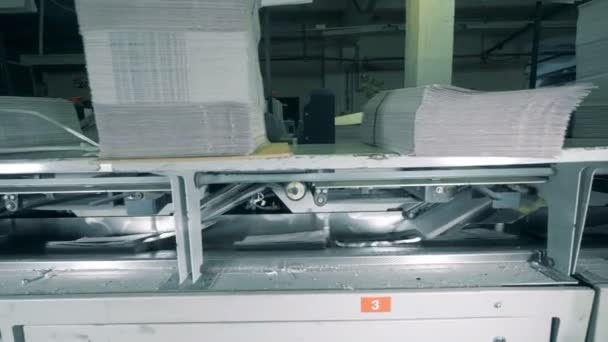 Mecanismo de impressão está liberando folhas de papel branco — Vídeo de Stock
