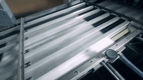 Μεταφορική ταινία εκτύπωσης με λευκό χαρτί που κινείται κάτω από — Αρχείο Βίντεο