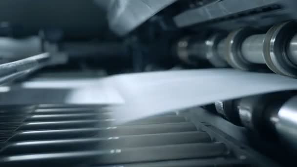 A papír nyomtatott szöveggel halad a szállító mentén — Stock videók