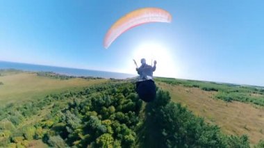Koçbaşı paraşütüyle uçan birinin ön görüntüsü. İnsan paragliding, güzel doğa arka planı.
