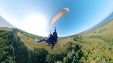 Bir çift paraglider üzerinde uçuyor..