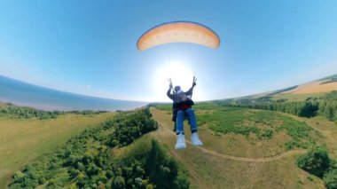 Paraşüt üzerinde uçan iki kişinin ön görüntüsü. İnsan paragliding, güzel doğa arka planı.