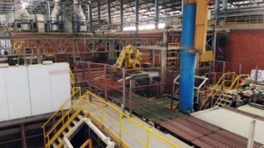 Robot makineli modern fabrika ünitesi ürünleri taşıyor..