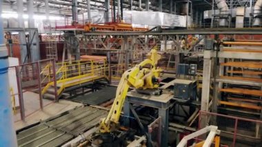 Modern fabrikada robotik silah taşıma ürünleri.