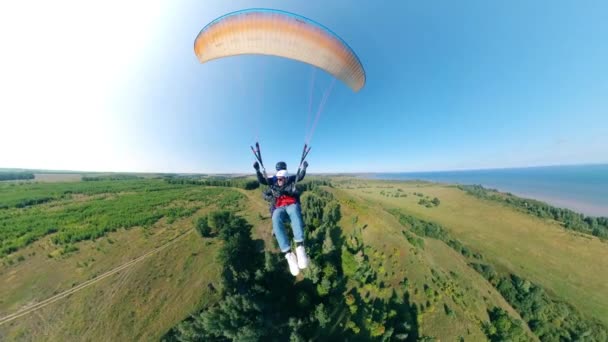 Voo em tandem no parawing sobre a floresta — Vídeo de Stock