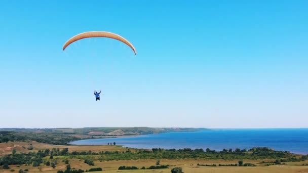 Landschap met twee personen die de paraglider besturen — Stockvideo