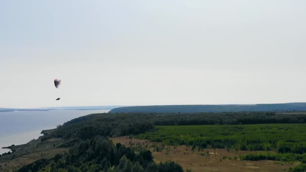 Vuelo en el paracaídas ram-air sobre la tierra — Vídeos de Stock