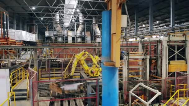 Промышленные заводы и инновационные механизмы загрузки кирпича — стоковое видео