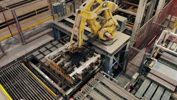 Ο σύγχρονος ρομποτικός βραχίονας ετοιμάζεται να μεταφέρει τούβλα. Σύγχρονος αυτοματοποιημένος εξοπλισμός εργοστασίου. — Αρχείο Βίντεο