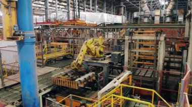 Robot kolu hareket eden fabrika ekipmanları.