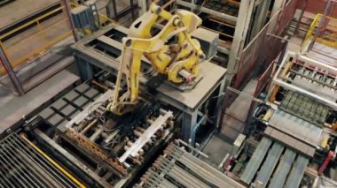 Otomatik robotik yükleyicisi olan modern bir fabrika