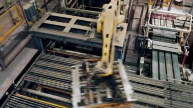 Seramik ürünler robotik ekipmanlar tarafından taşınıyor.