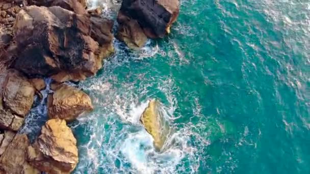 Águas do oceano e penhascos rochosos a serem lavados — Vídeo de Stock