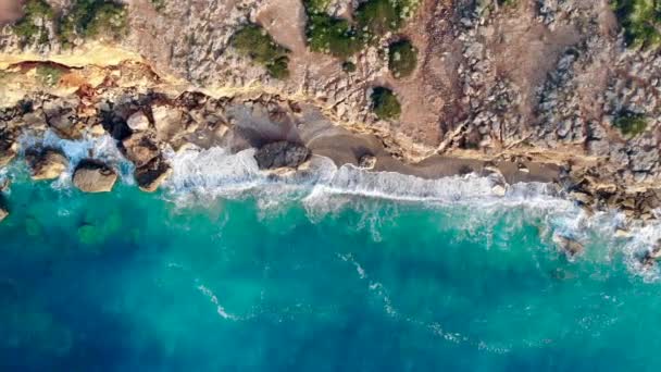 Orilla rocosa con olas del océano — Vídeos de Stock