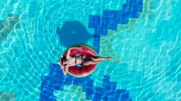 Vista dall'alto di una signora che prende il sole in piscina. Viaggi, vacanze, vacanze concetto . — Video Stock