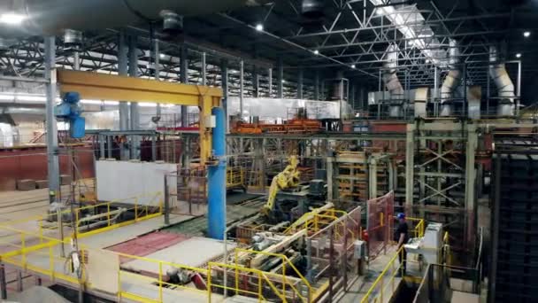 Tuğla üretim fabrikasının geniş bir birimi. Modern otomatik fabrika ekipmanları. — Stok video