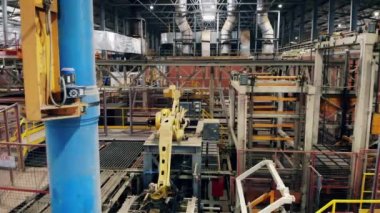 Robot ekipmanlı bitki ekipmanları tuğlaların yerini değiştiriyor.