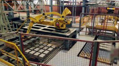 Robotik Kol fabrikada yeni üretilen ürünlerin yerini alıyor