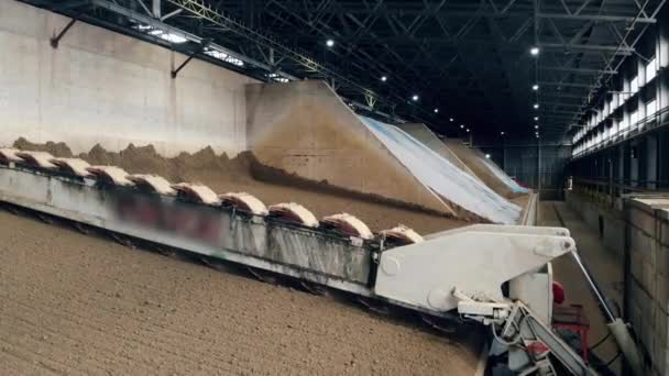 Unité d'usine productrice de céramique avec des matériaux en argile stockés — Video