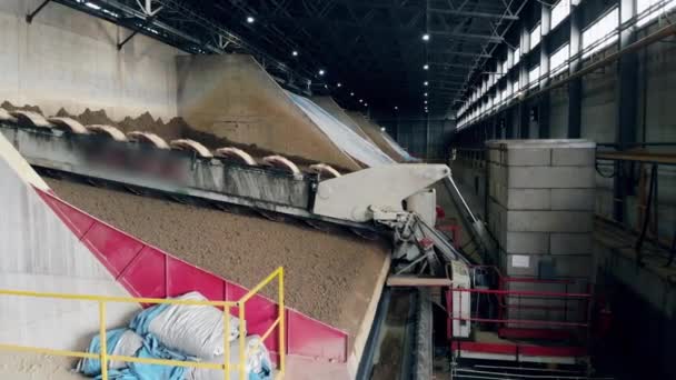 Industriell utrustning är bearbetningsmaterial av lera — Stockvideo