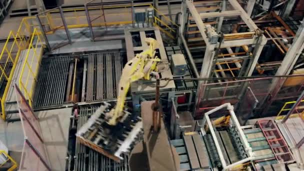 Роботизированная рука на промышленной фабрике. Промышленная революция 4.0 — стоковое видео