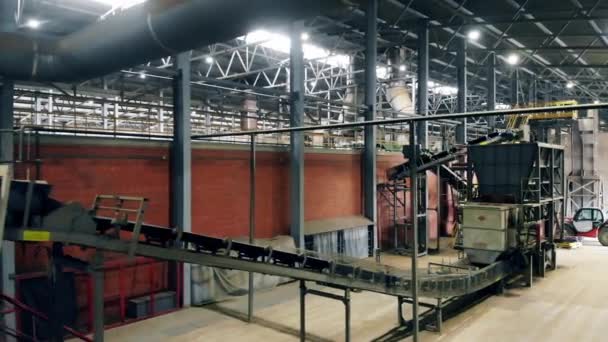Opslag- en transportapparatuur in de keramiekfabriek — Stockvideo