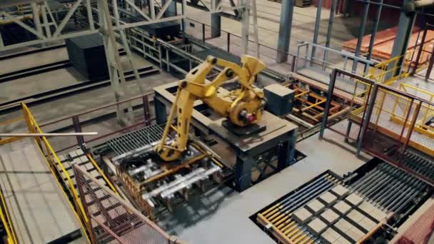 Modern automated factory equipment. Robotic loader is transporting brick products — Stock Video