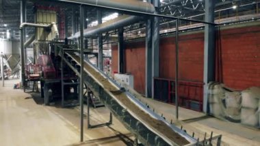 Toprak maddeler taşıma mekanizması boyunca ilerliyor.