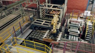 Mekanik yükleyici seramik parçalarını yerleştiriyor. Sanayi devrimi 4.0