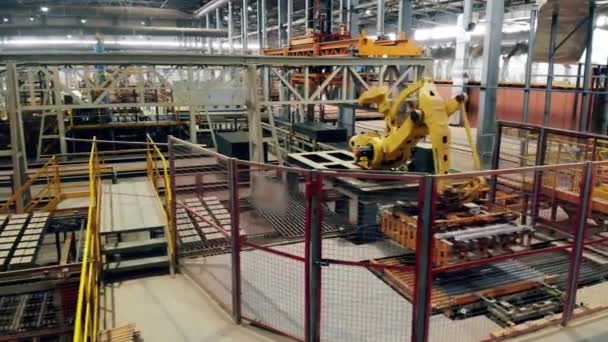 Línea de producción robótica está trabajando con productos cerámicos. Moderno equipo de fábrica automatizado . — Vídeo de stock