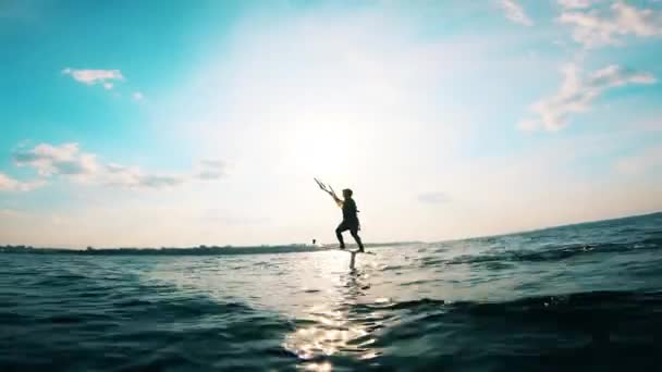 Una persona cae de la tabla mientras practica kitesurf . — Vídeos de Stock