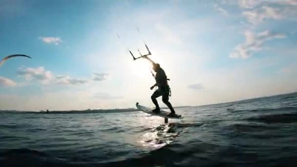 강에서 연을 타는 사람. Kite surfer kiteboarding. — 비디오