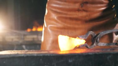 Hammersmith 'in ağır çekimde ısıtılmış demir dövmesi.
