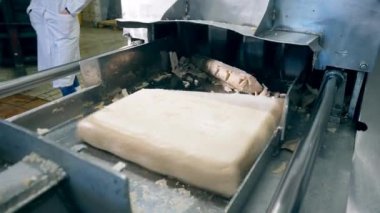 Balık eti bloğu makine tarafından işleniyor.