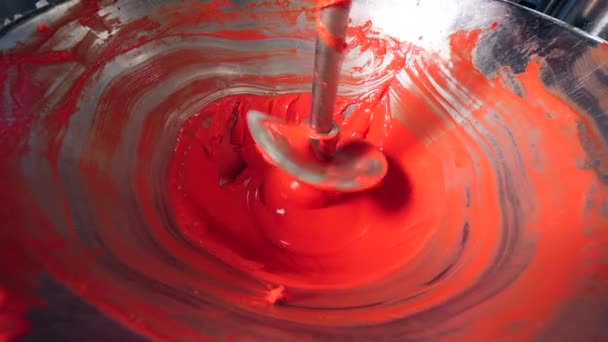 Máquina espiral está mezclando pasta de color rojo — Vídeo de stock