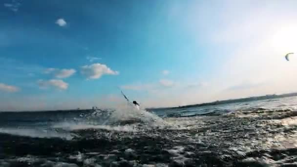 Persoon springt tijdens het rijden op een kiteboard. — Stockvideo